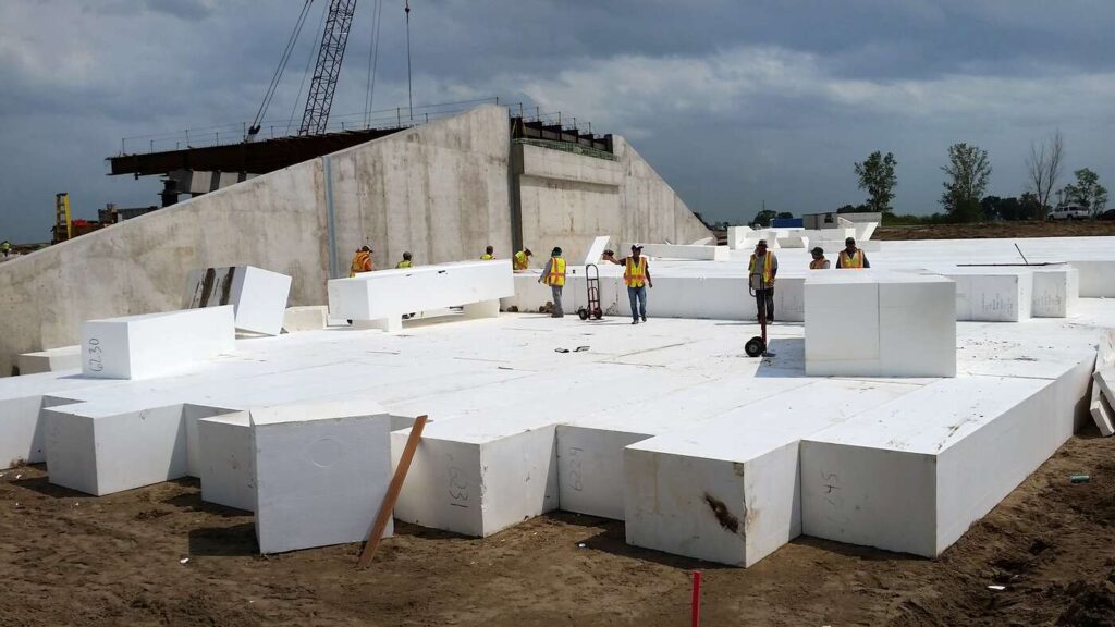 Công nhân thi công khối EPS Geofoam tại một dự án hạ tầng lớn. Vật liệu nhẹ giúp giảm thời gian và chi phí thi công đáng kể.